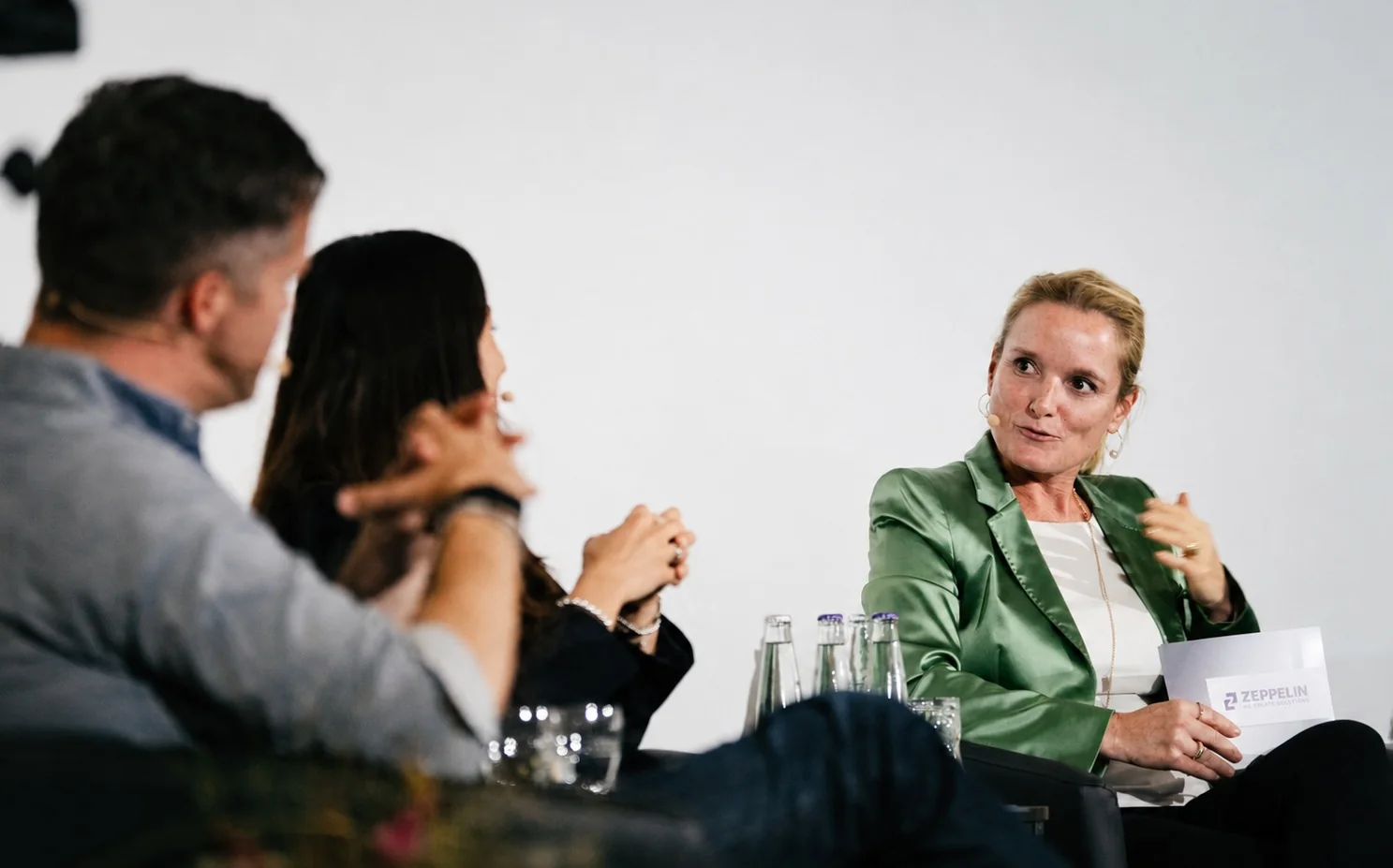 Sandra Scherzer bei einer Panel-Moderation